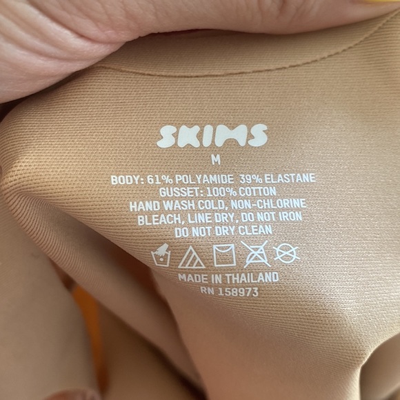 SKIMS BODY UNLINED PLUNGE THONG BODYSUIT - Picture 4 of 4